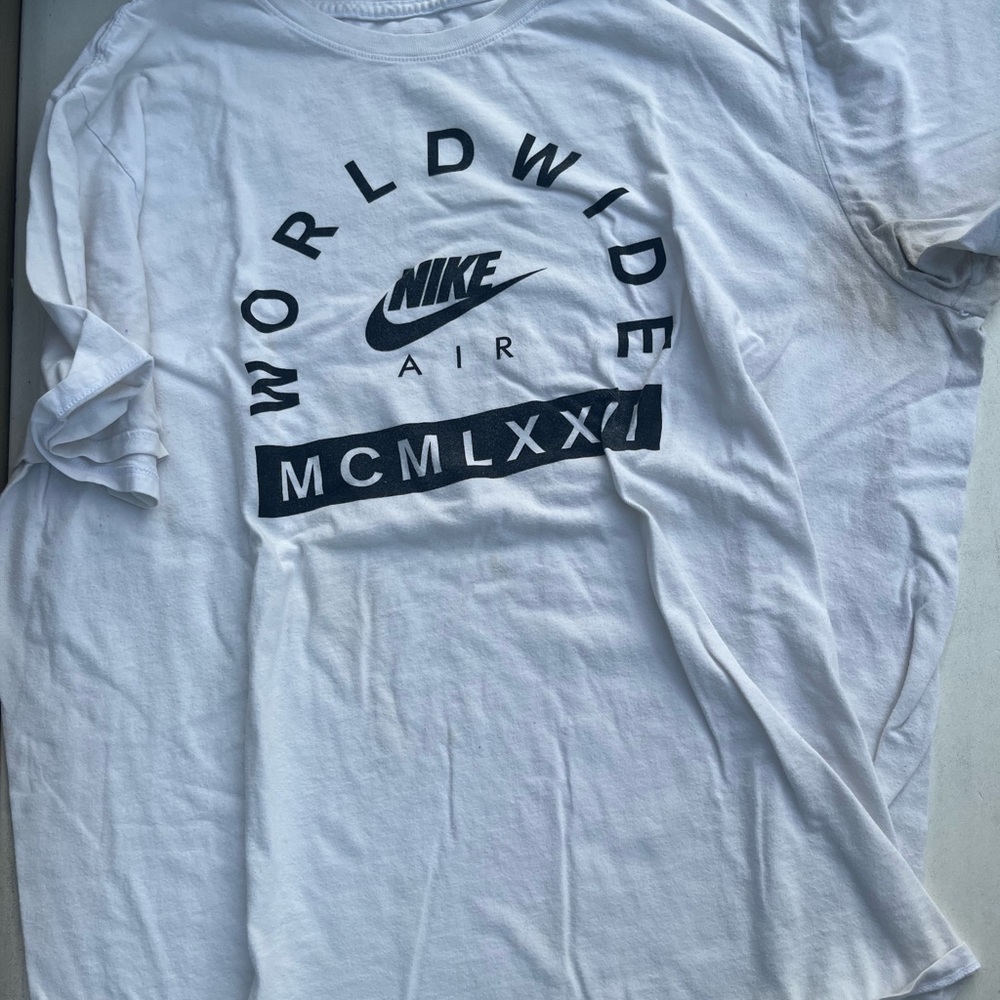 white nike tee